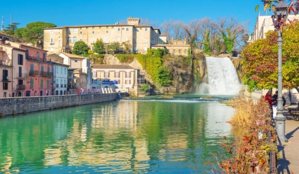 Vicino a Roma c’è un meraviglioso borgo con una cascata in pieno centro