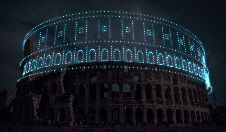 L’opera: i droni luminosi che completano il Colosseo