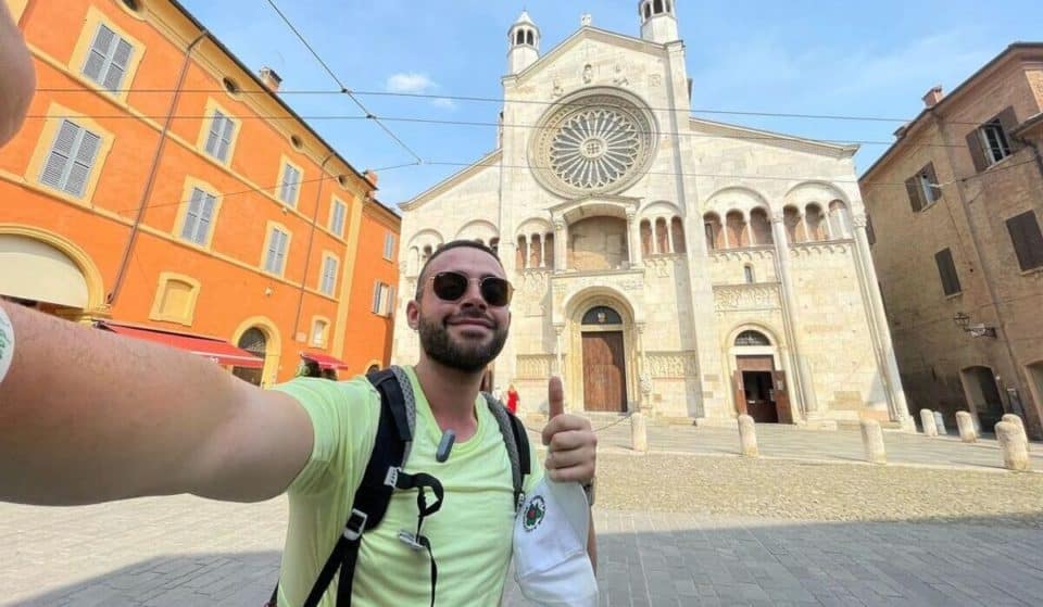 Dopo un cancro va a piedi da Milano a Roma per aiutare i bambini malati