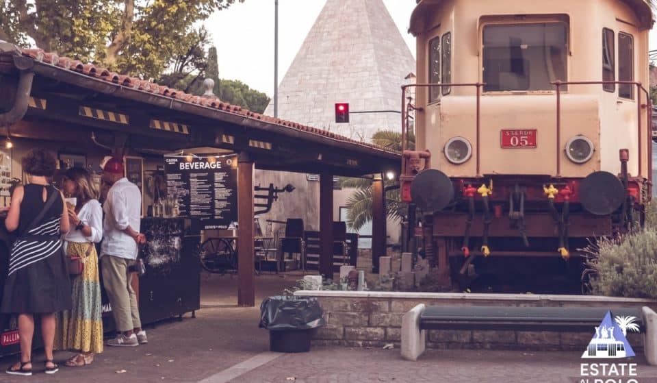 A Roma l’aperitivo tra tram d’epoca e vecchi treni davanti alla Piramide