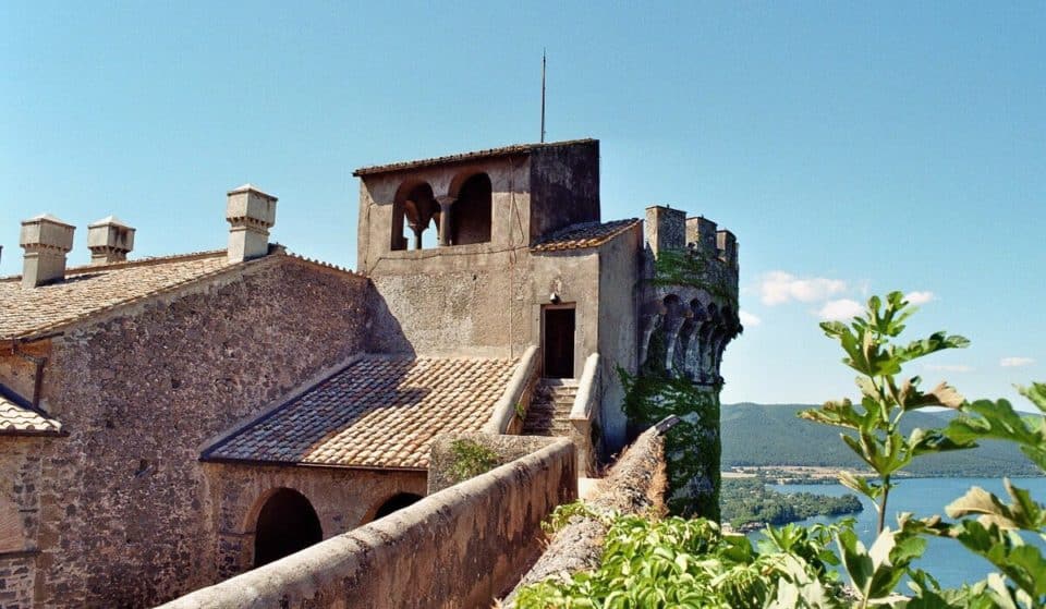 A pochi km da Roma c’è un fiabesco castello sul lago da visitare assolutamente